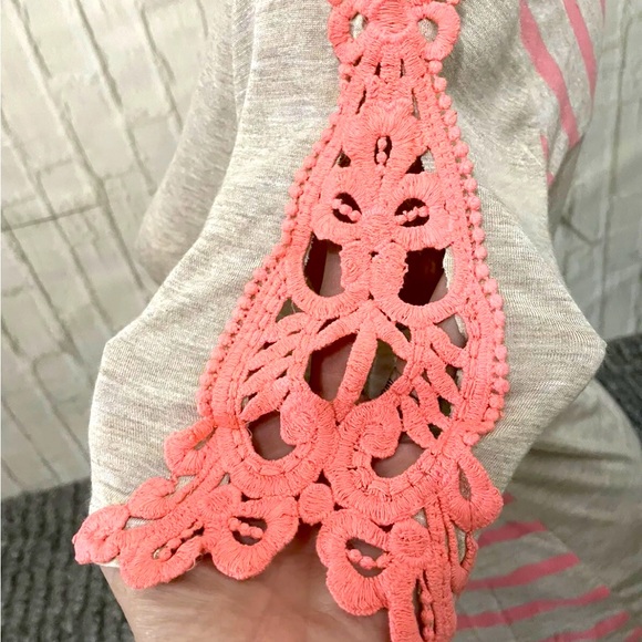 Buckle Daytrip Crochet Sleeves Embellished  Cross Top Sz M NWT! - Picture 4 of 5